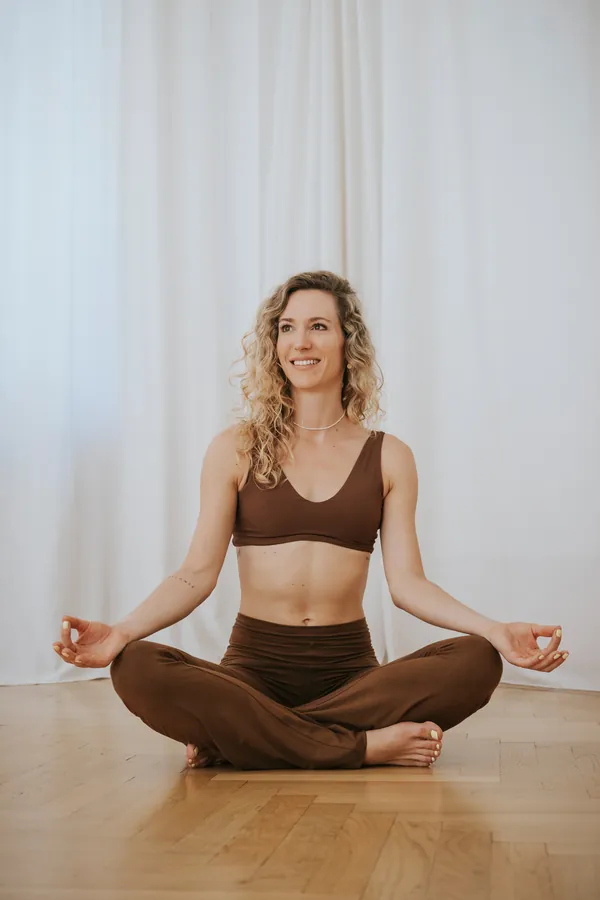 Isabel Wellniak, Rocket Vinyasa yoga teacher in Munich, seated in meditation