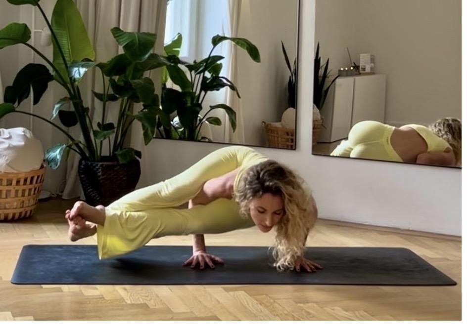 Isabel Wellniak in an arm balance